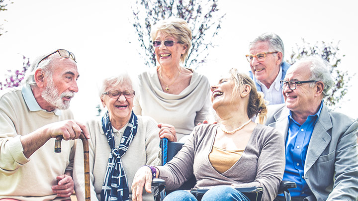 Seniorengruppe im Park