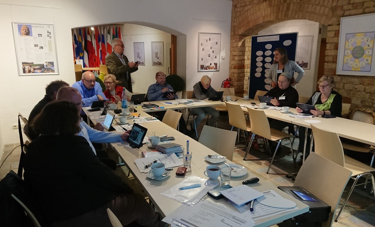 Teilnehmende eines Schnuppertages sitzen in einem Seminarraum