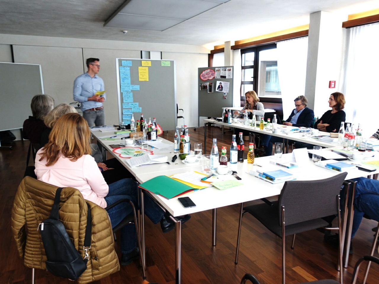 Auf dem Foto sind die Teilnehmer des regionalen Leuchtturm-Treffens in Augsburg zu sehen.