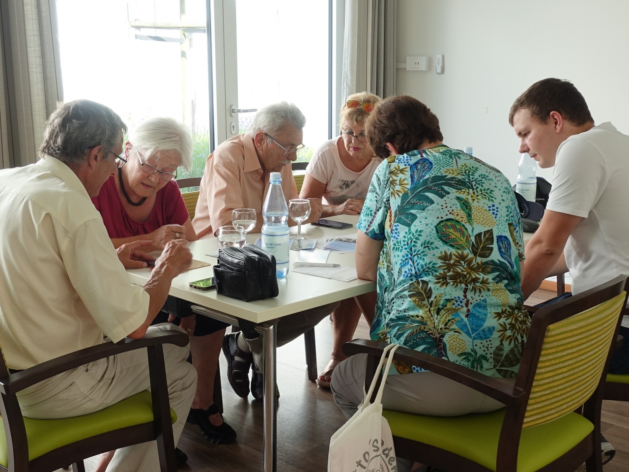 Ein Beispiel eines Leuchturm-Projektes: In einem sogenannten Smartphone Café in Gießen werden ältere Menschen darin unterstützt ihre Smartphones im alltag zu nutzen.