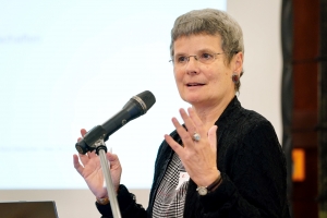 Prof. Dr. Apfelbaum mit dem Mikrofon