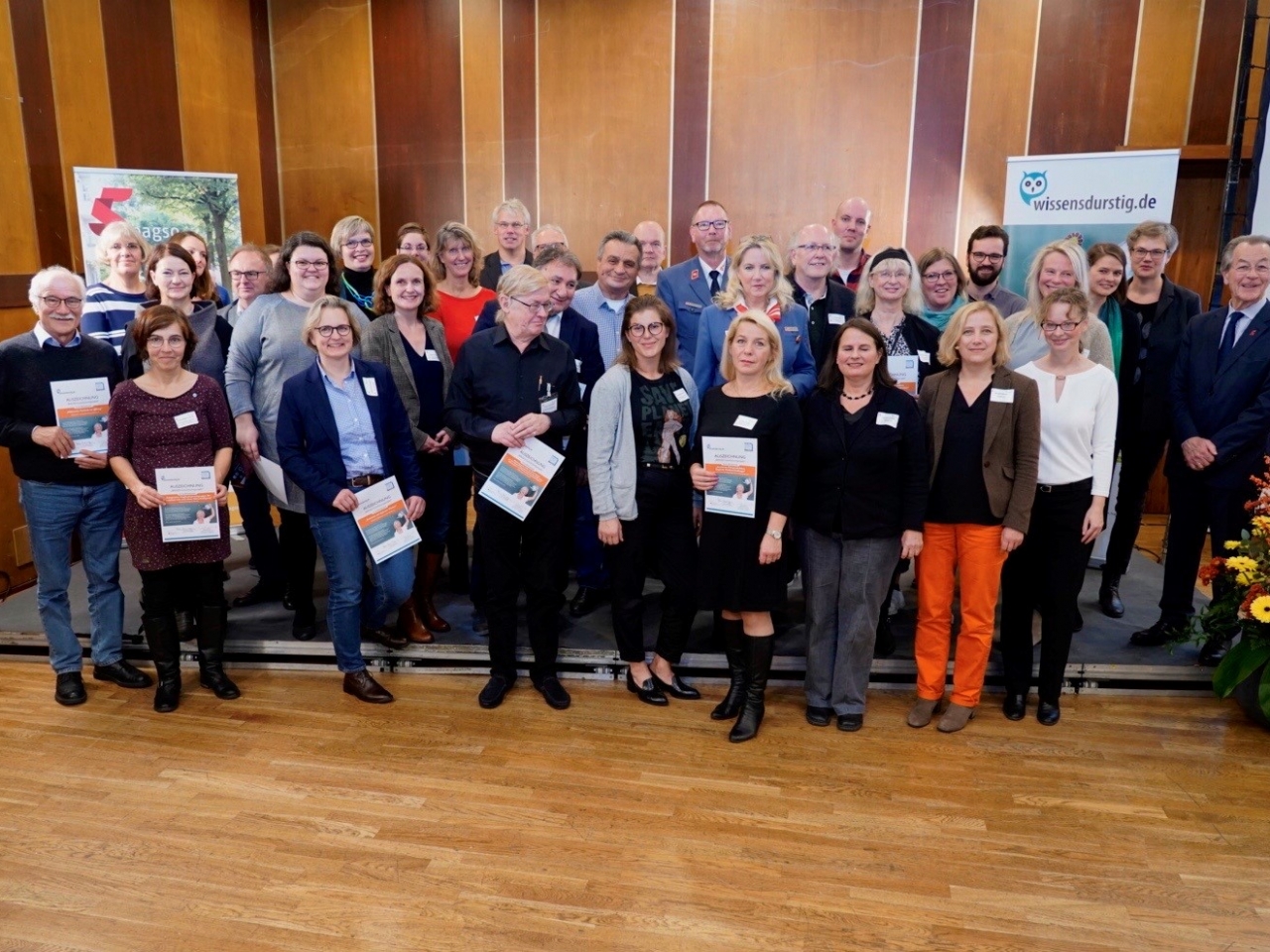 Gruppenfoto mit den Leuchtturmprojekten und BAGSO-Mitarbeiterinnen und Vorsitzendem Franz Müntefering