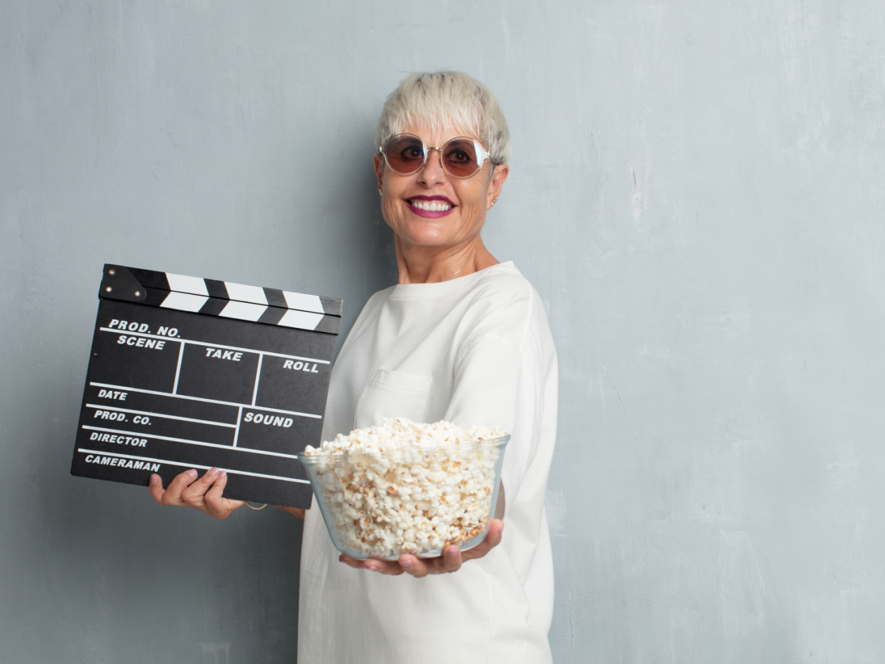 Frau mit Popcorn, bereit fürs Kino