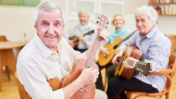 Ältere Personen im Gitarrenunterricht